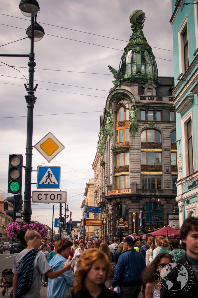 Jedna z najbarzdiej uczęszczanych ulic w Sankt Petersburgu - Nevsky Prospekt, Rosja