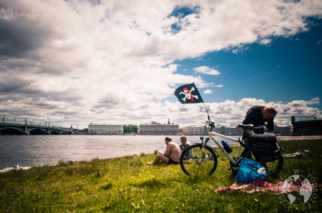 Piknik na brzegu rzeki Nevy, w tle ermitaż, Sankt Petersburg, Rosja