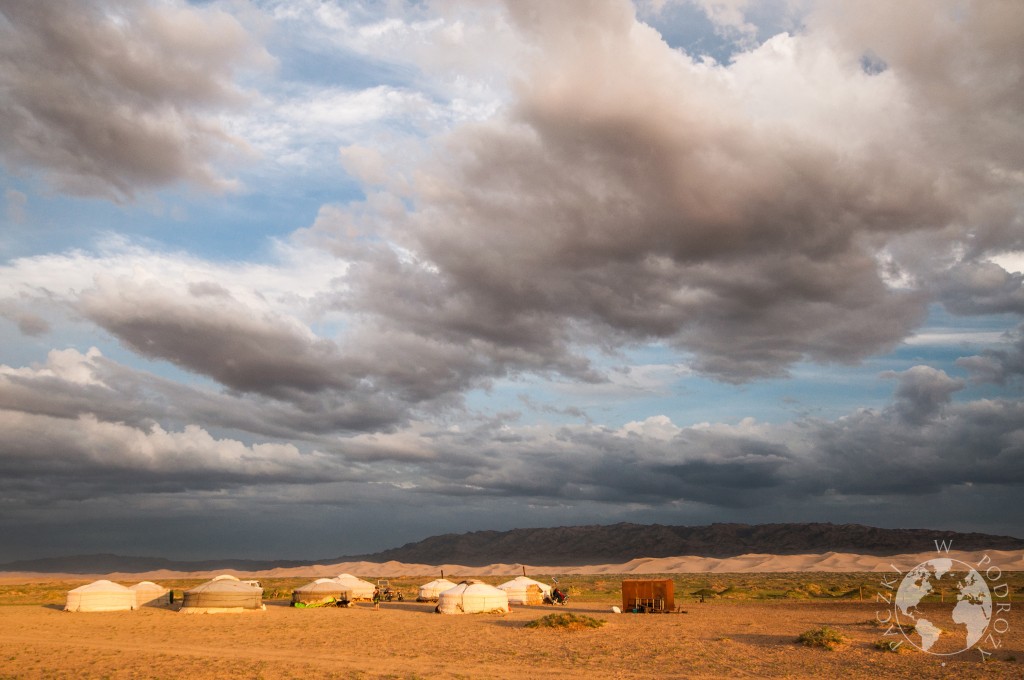 Jurtowisko, pustynia Gobi, Mongolia