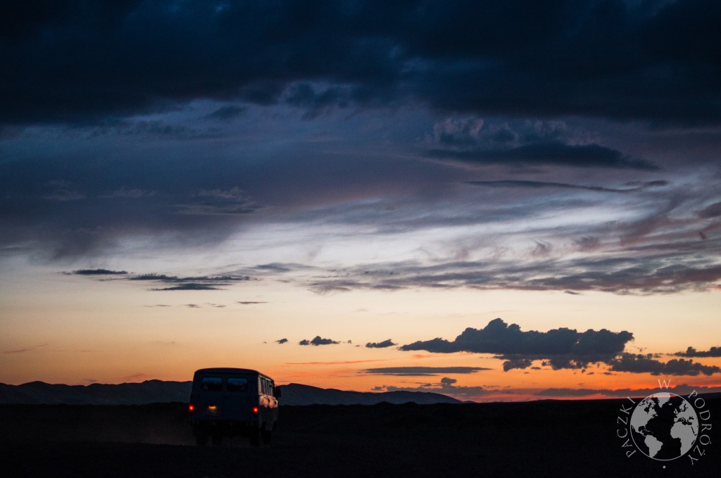 UAZ, pustynia Gobi, Mongolia