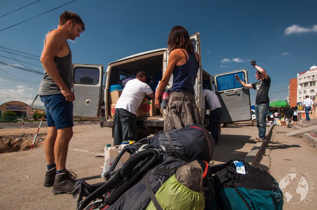 UAZ przed wyruszeniem na podróż po Mongolii.