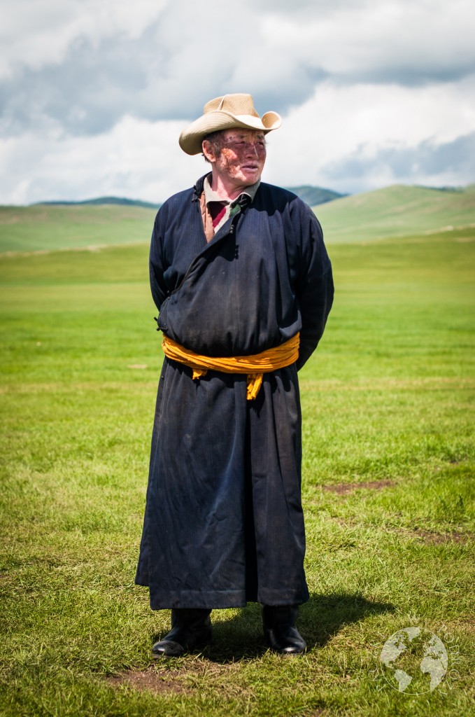 Mongolski nomad na stepie, Mongolia