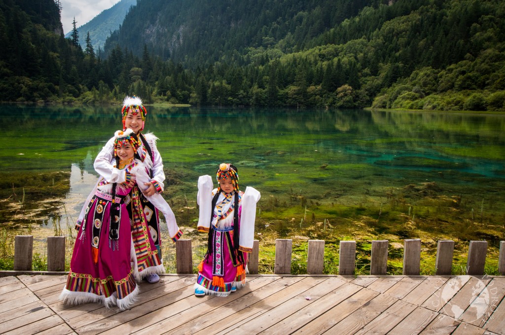 Tradycyjne stroje, mieszkańcy, Park Narodowy Jiuzhaigou, Chiny