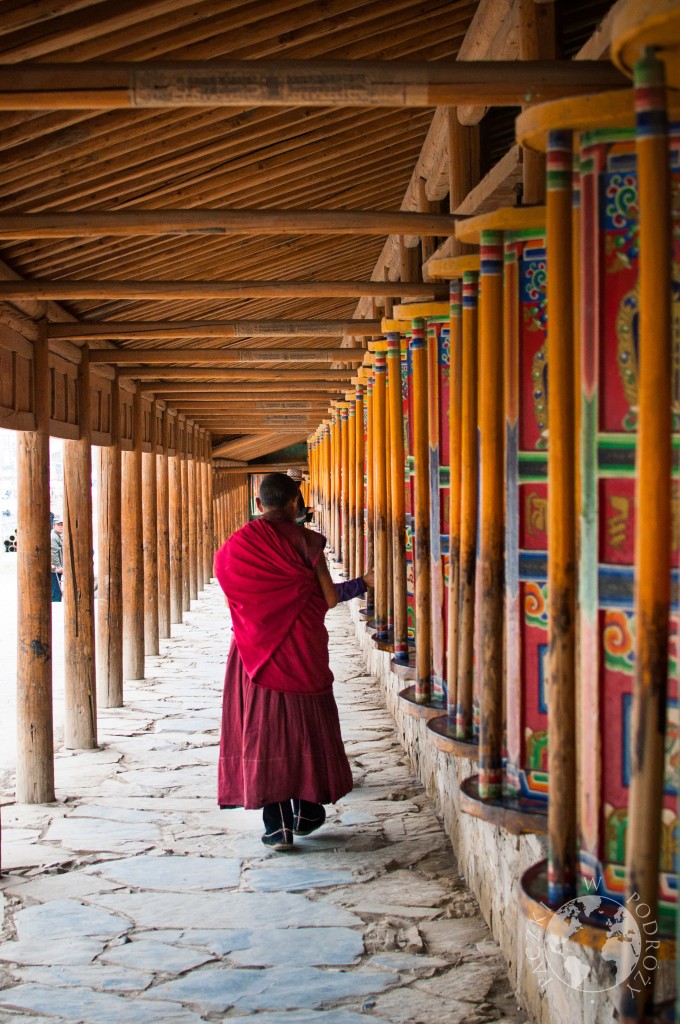 Młynki modlitewne w buddyjskim klasztorze w Xiahe, Chiny