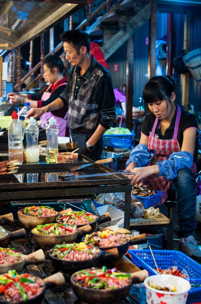 Targ z jedzeniem w Lijiang, Chiny