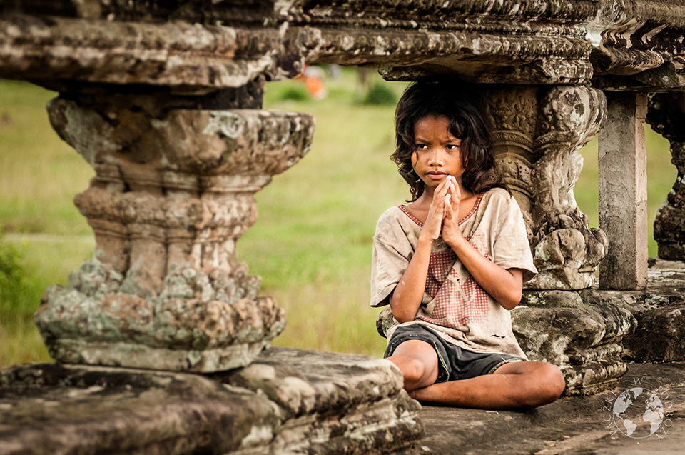 Mała żebraczka, Angkor, Kambodża